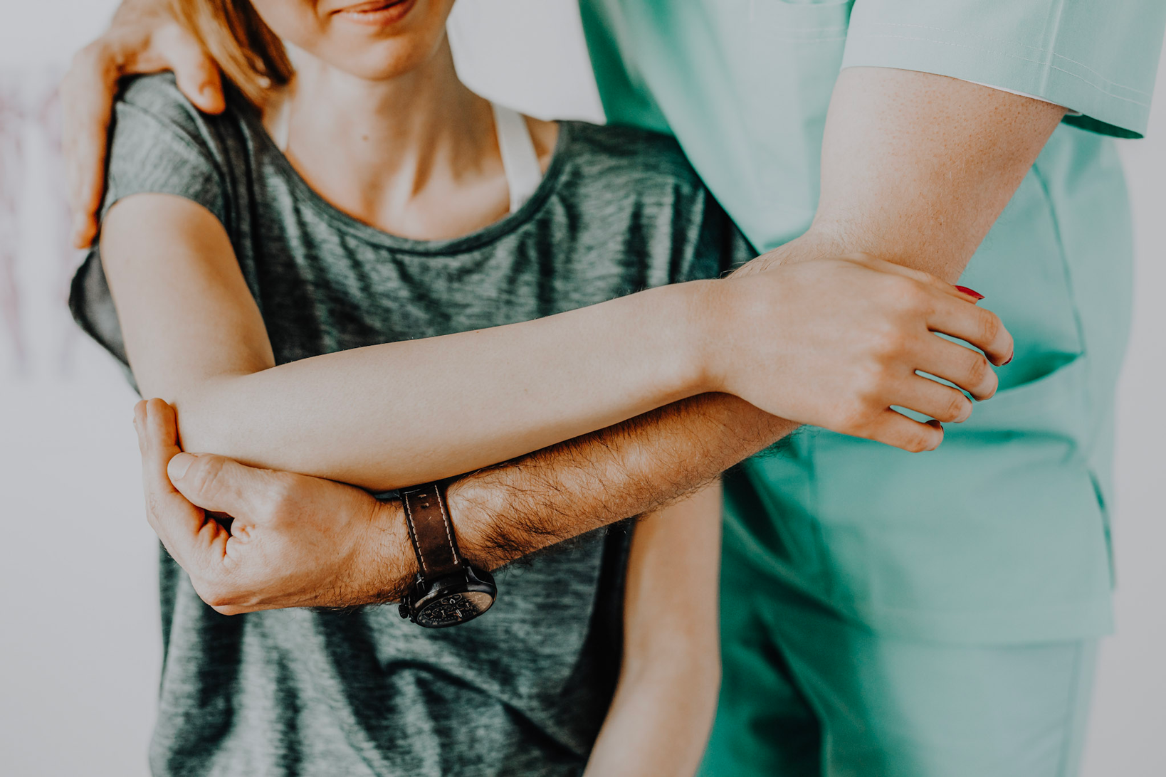 best chiropractor in tampa adjusting woman's back