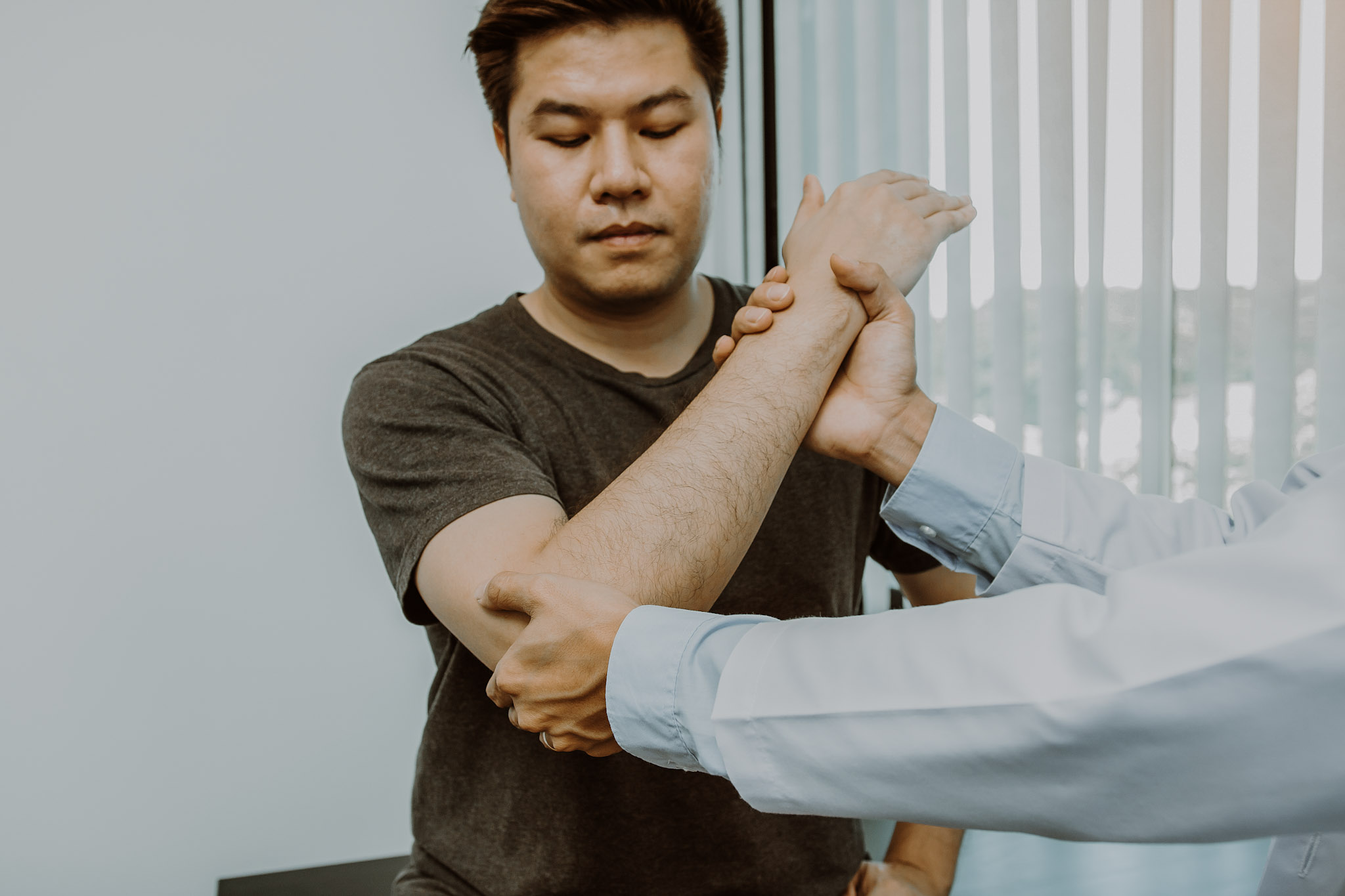 man with carpal tunnel with chiropractor